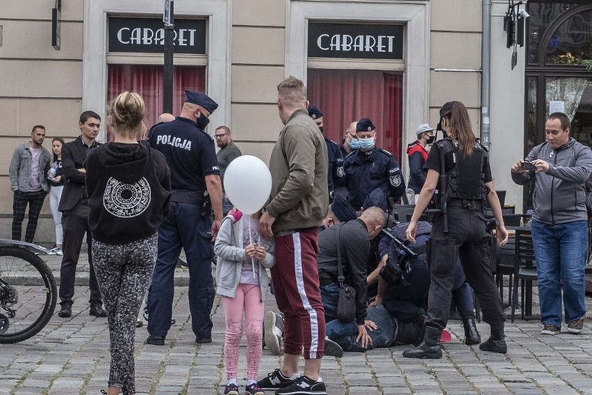 W manifestacji udział wzięło około 100 osób. Zgromadzeni...