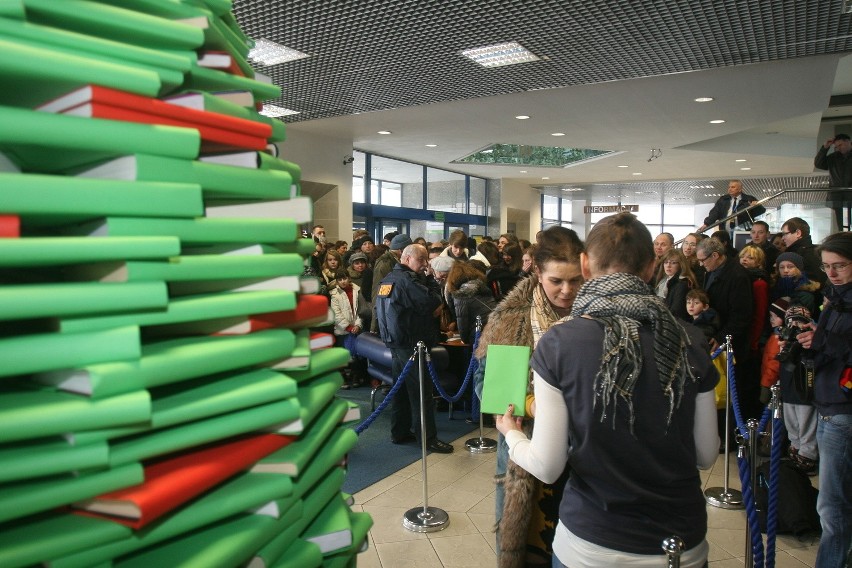 Rozbieranie choinki z książek w Bibliotece Śląskiej [WIDEO + ZDJĘCIA]