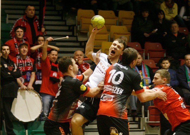 23.02.2013 legnica mecz ekstraklasa pilka reczna siodemka miedz legnicy - mmts kwidzyn 19  : 30 zawodnicy miedzianka w bialych strojach ..gazeta wroclawska..piotr krzyzanowski/polskapresse..