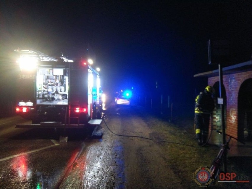 Powiat ostrołęcki. Pożar śmietnika na przystanku ugasili policjanci [ZDJĘCIA]