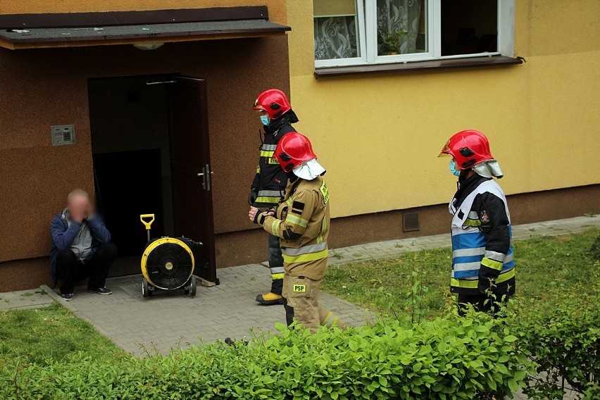 Przypalony obiad postawił na nogi strażaków, medyków i gazowników oraz sąsiadów w Skarżysku-Kamiennej [ZDJĘCIA]
