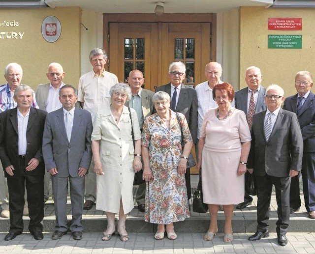 Myśleniccy maturzyści z 1951 roku. Józef Bałuk - pierwszy z prawej w pierwszym rzędzie