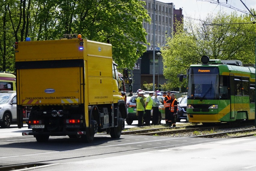 Wypadek w Poznaniu. Samochód zderzył się z tramwajem