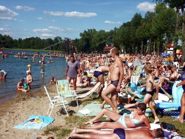 W sobotę i niedzielę termometry pokażą 25-28 stopni. I plaże, jak ta nad jeziorem Szarcz w Pszczewie, znów zapełnią się wczasowiczami.