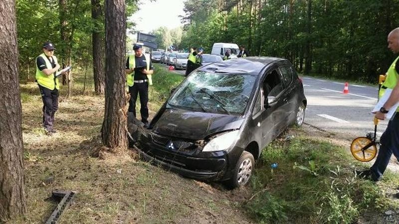 Poważny wypadek w Jacentowie. Auto dachowało i uderzyło w drzewo. Trzy osoby w szpitalu