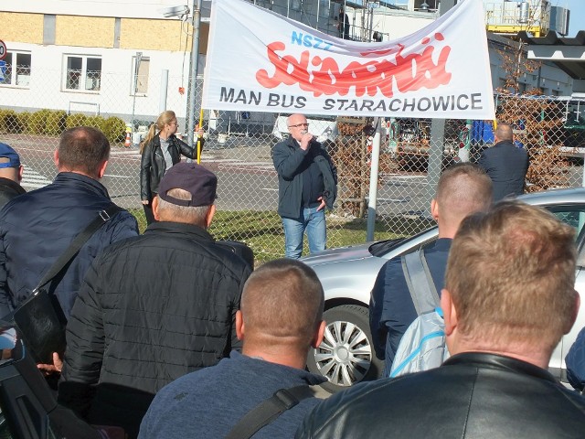 Podczas pikiety związkowców „Solidarności” na zakładowym parkingu MAN Bus Starachowice przemawia przewodniczący Jan Seweryn.
