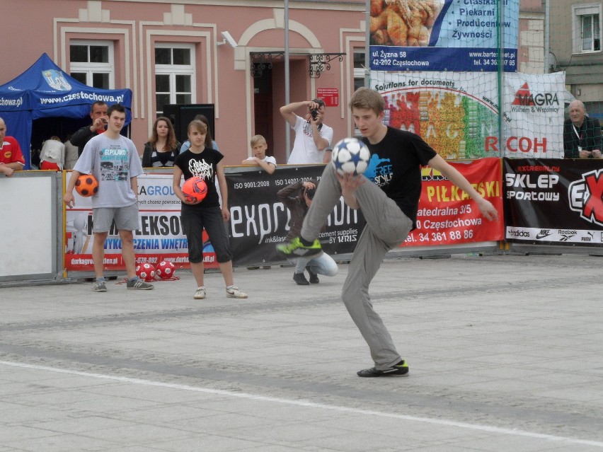 Bezdomni grają w piłkę na ulicy w Częstochowie [ZDJĘCIA]