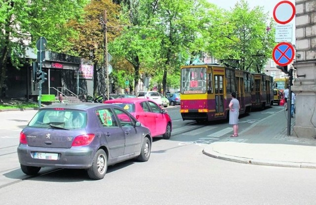 Ten peugeot złamał za jednym zamachem dwa przepisy ruchu drogowego.