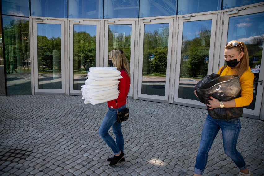 Maseczki i kombinezony z OiFP trafią do DPS-ów