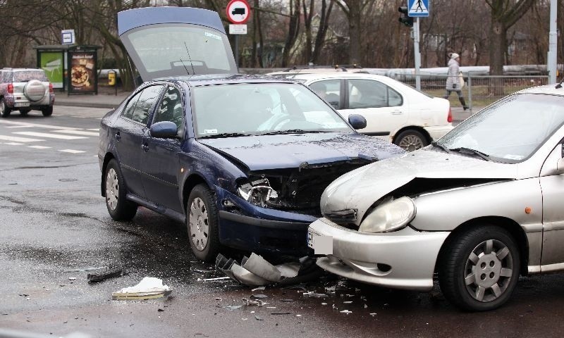 Wypadek na skrzyżowaniu ulic Milionowej i Przędzalnianej. Kobieta i dziecko w szpitalu