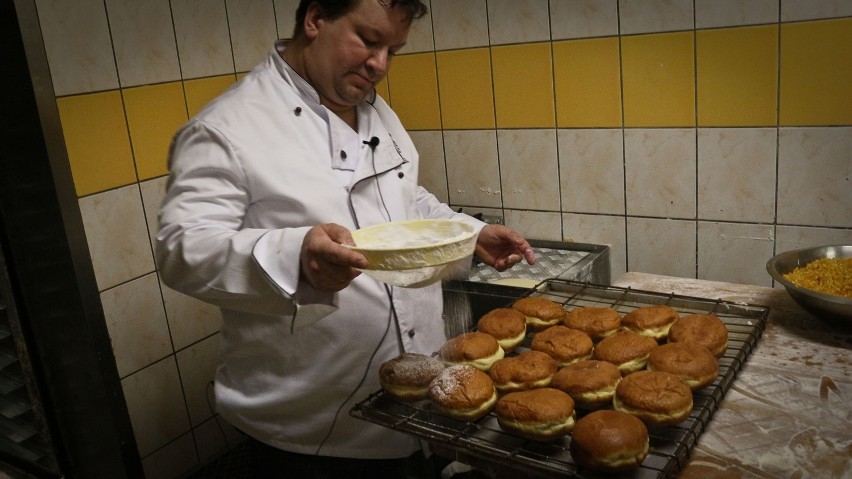 Dziś w sklepach i cukierniach będą nas kusić pączkami. W...