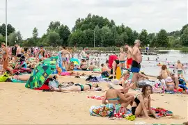Plażowanie nad zalewem w Dojlidach