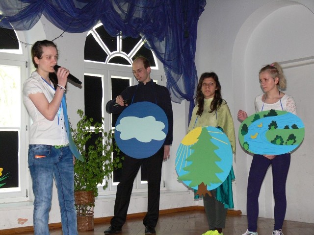 Przedstawiciele gospodarzy przygotowali inscenizację „Jak rozweselić Ziemię?”. Swoim występem wywalczyli II miejsce.