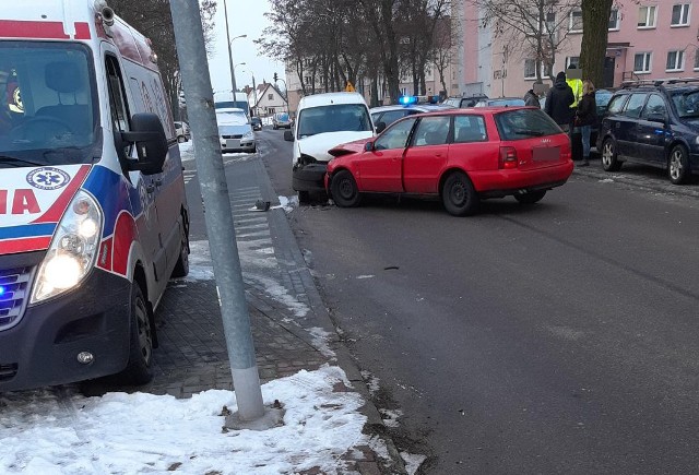 W czwartkowe popołudnie na ulicy Kopernika w Szczecinku doszło do czołowego zderzenia dwóch samochodów. Zderzyły się dostawczy citroen i osobowe audi. Z wstępnych ustaleń wynika, że poważną kolizję spowodowała osoba kierująca audi, która chciała skręcić z ulicy Kopernika w lewo w uliczkę do Polo Marketu, ale nie zauważyła jadącego z naprzeciwka samochodu. Oba pojazdy są poważnie uszkodzone, ale - choć na miejscu była karetka pogotowia - podróżujący autami nie doznali poważniejszych obrażeń. Zobacz także: Kolizja w centrum Koszalina, na skrzyżowaniu ulic Zwycięstwa i 1-go Maja