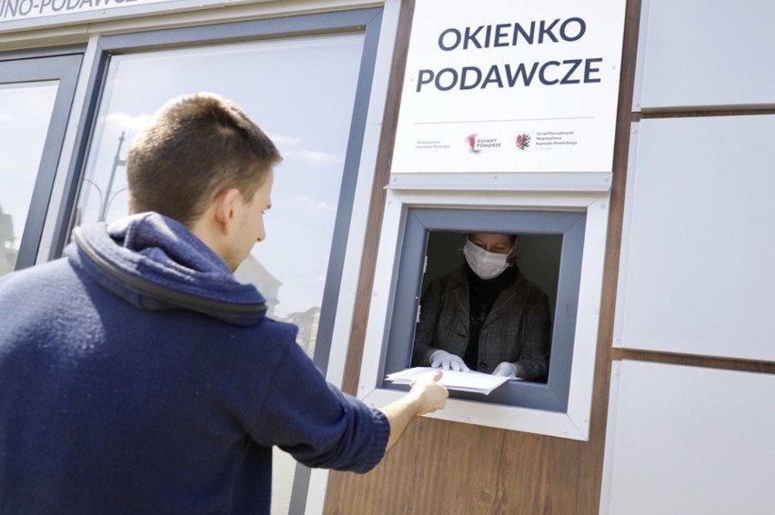 Punkt informacyjno-podawczy przed Urzędem Marszałkowskim w...