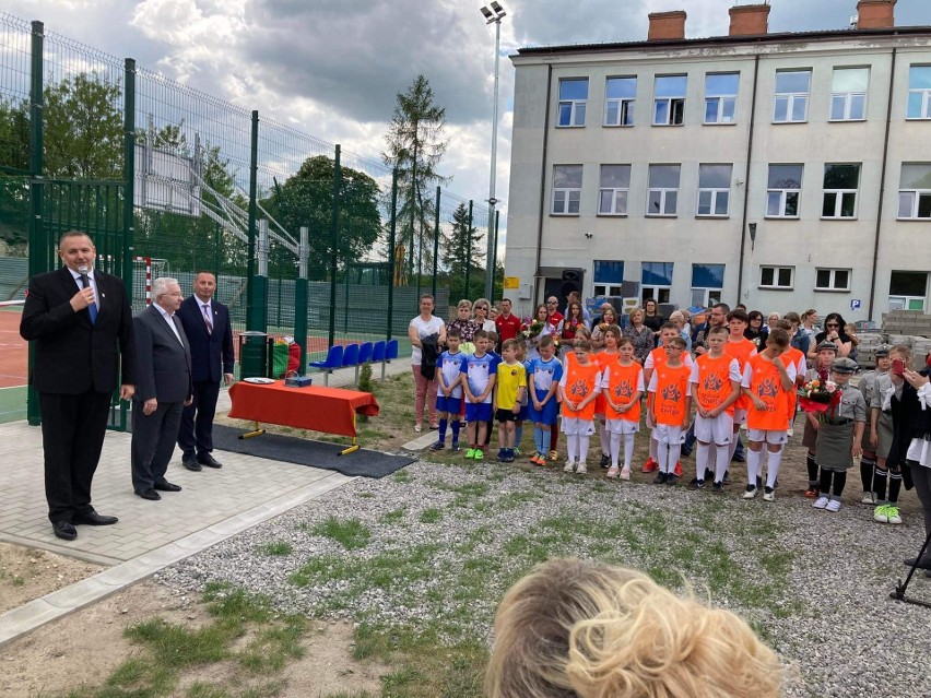 Boisko sportowe w Tarłowie oficjalnie otwarte. Już cieszy dzieci i dorosłych piłkarzy 