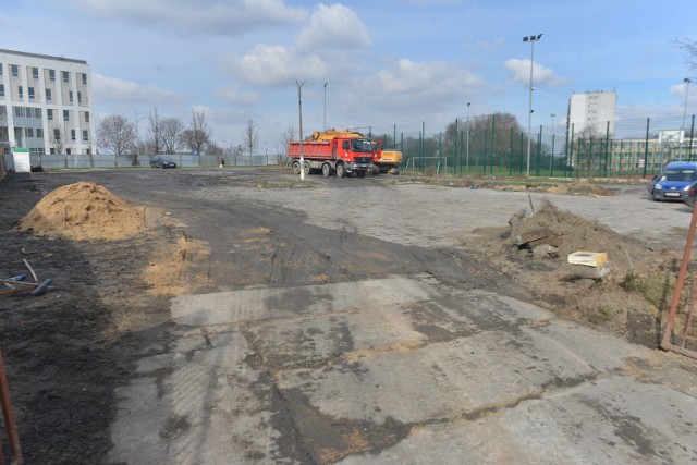 Na sporej działce u zbiegu ulic Warszawskiej i Kusocińskiego rusza budowa budynku mieszkalno-usługowego z podziemnym garażem.