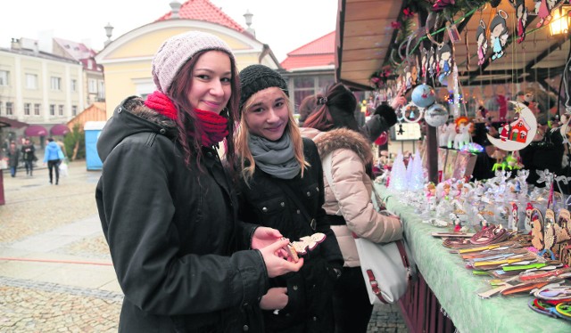 Święta powinny być tańsze. Ceny spadają - Raczej nie planuję w tym roku wyższych wydatków na święta Bożego Narodzenia - mówi Patrycja Muncik z Białegostoku (na zdjęciu z lewej). - Ja również. Zwłaszcza na prezenty. Ludzie mają teraz praktycznie wszystko. Na Wigilię wręczamy sobie więc z bliskimi jakieś drobiazgi. Najbardziej cenię te ręcznie robione - dodaje jej koleżanka Monika Pietyszuk