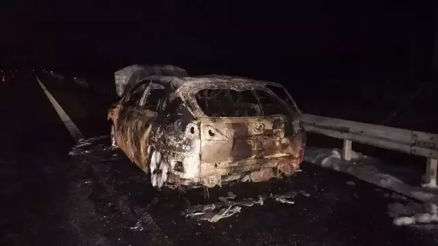 W nocy policjanci i strażacy interweniowali na autostradzie A4 w miejscowości Budy Łańcuckie k. Przeworska. Doszło tam do zapalenia się lexusa. Kierujący samochodem 34-letni mieszkaniec pow. tomaszowskiego, w czasie jazdy zauważył dym wydobywający się spod pokrywy silnika. Mężczyzna natychmiast zatrzymał pojazd. 34-latek wraz z pasażerką wysiedli z lexusa zanim stanął on w płomieniach. Pojazd doszczętnie spłonął.