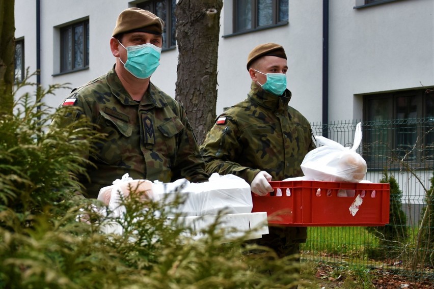150 żołnierzy Wojsk Obrony Terytorialnej walczą na pierwszej linii z koronawirusem. Dowożą żywność, leki, respiratory (ZDJĘCIA, WIDEO) 
