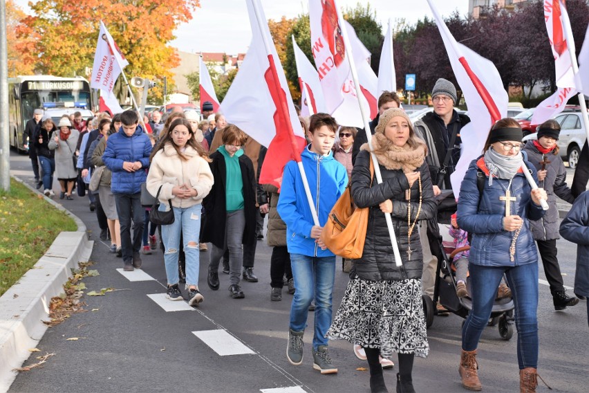 Procesja z krzyżami przeszła ulicami prawobrzeża Szczecina