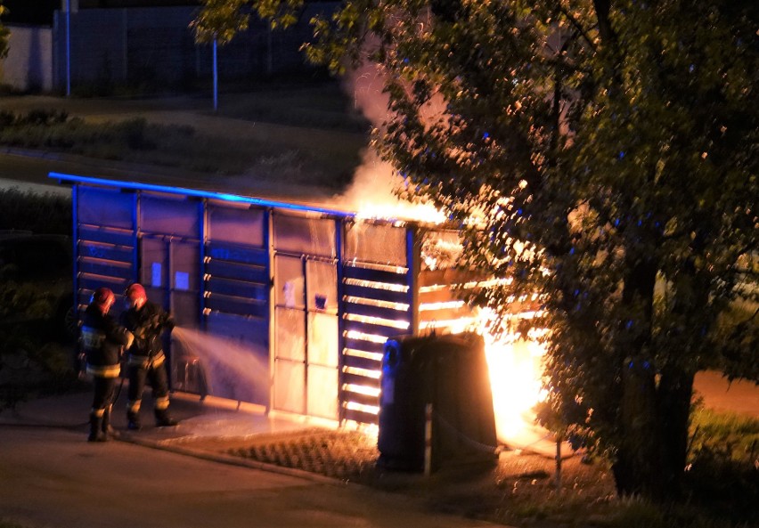 Ogień w centrum Ruczaju. Przy ul. Kobierzyńskiej spłonęła w nocy wiata śmietnikowa 