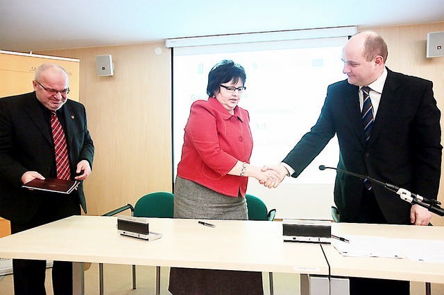 Na zdjęciu burmistrz Andrzej Brzeziński oraz Hanna Kuczyńska, skarbnik Janikowa oraz marszałek Piotr Całbecki w chwilę po podpisaniu umowy o dofinansowaniu janikowskich inwestycji.