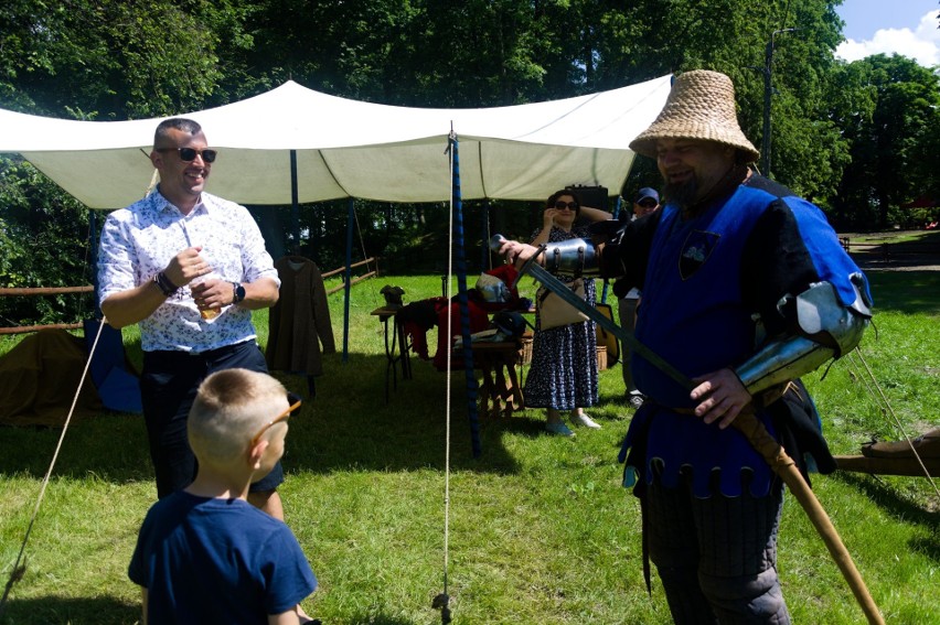 Zamek w Iłży tętnił życiem! Były pokazy rycerskie, walki, wybijanie monet, niektórzy trafili w... dyby. Zobacz zdjęcia