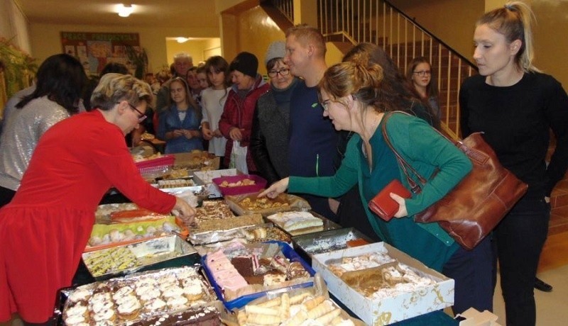 Charytatywny kiermasz ciast w Młodzawach dla Marty Koceli. Zebrano prawie 9 tysięcy złotych [FOTORELACJA]