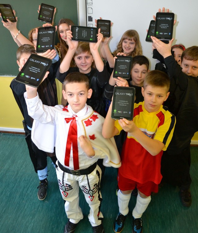 Uczniowie Szkoły Podstawowej w Porębie wczoraj mieli bal przebierańców, a od jutra będą już się uczyć z tabletami