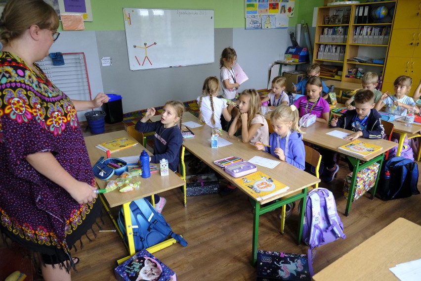 "Siedemnastka" jest jedną z najmniejszych szkół w Toruniu. W...