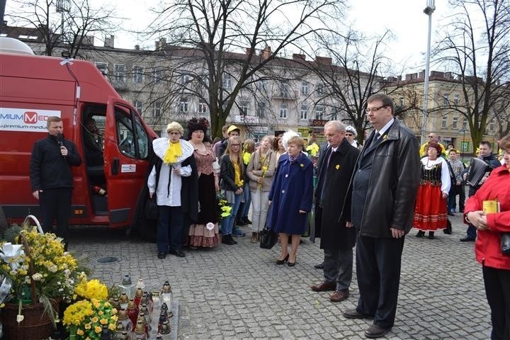 Uczestnicy ubrani byli w kolorowe elementy. Dominowały...