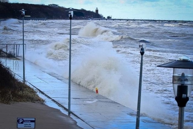 We wtorek w naszym regionie będzie obowiązywać ostrzeżenie przed silnym wiatrem.Jak informuje Instytut Meteorologii i Gospodarki Wodnej, w powiatach nadmorskich prognozuje się wystąpienie silnego wiatru o średniej prędkości od 30 km/h do 45 km/h, w porywach do 80 km/h, z północnego-zachodu.W dzień zachmurzenie umiarkowane i duże. Początkowo przelotne opady deszczu. Temperatura maksymalna około 7°C.KLIKNIJ>>> Widok z kamery na plażę w MielnieKLIKNIJ>>> Widok z kamery internetowej na plażę w SarbinowieKLIKNIJ>>> Widok z kamery internetowej na przystań w JamnieKLIKNIJ>>> Widok z kamery na plażę i molo w KołobrzeguKLIKNIJ>>> Widok z kamery na plażę w Ustroniu MorskimKLIKNIJ>>> Widok z kamery internetowej na plażę w Darłowie