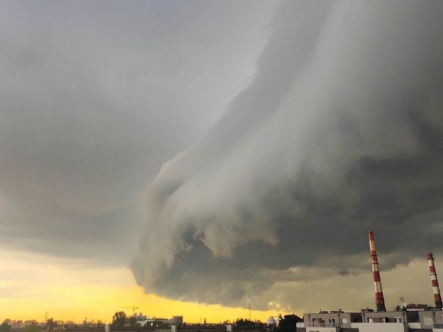 Niesamowite chmury wału szkwałowego nad Siechnicami, pod Wrocławiem - 9.06.2023
