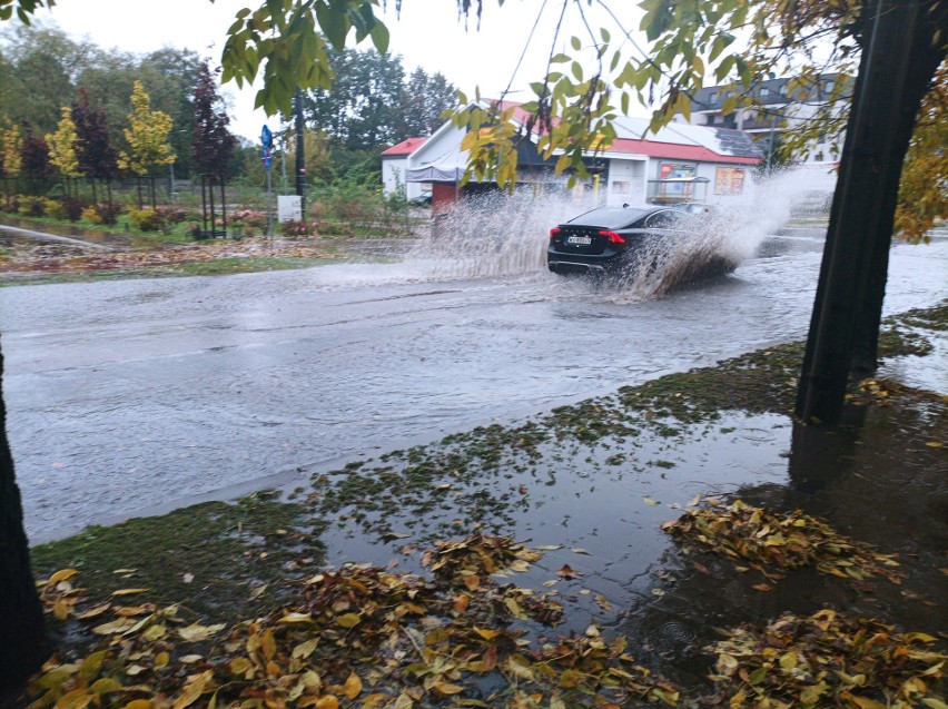 Ostrów. Ulice zalane po intensywnych opadach deszczu 22.10.2023. Straż pożarna udrażniała studzienki deszczowe