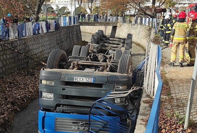 Wypadek w Strzegomiu. Ciężarówka wpadła do rzeki Strzegomki