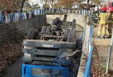 Wypadek na Dolnym Śląsku. Wielka ciężarówka wpadła do Strzegomki, kołami do góry! [ZDJĘCIA]