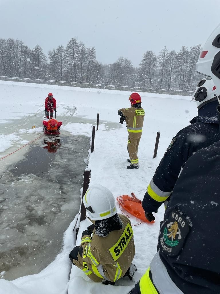 Strażacy trenowali w Sędziszowie ratownictwo lodowe
