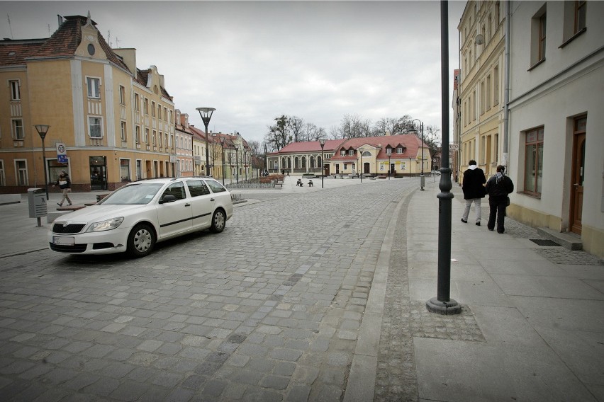 Po rynku na Psim Polu cały czas jeżdżą samochody