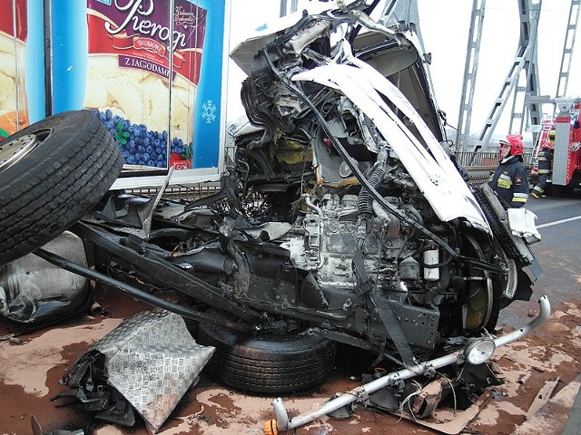 Mandatem w wysokości 250 zł ukarano kierowcę, który spowodował wypadek na moście w Grudziądzu