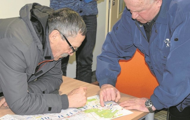 Mapa z nową drogą jest w miarę dokładna. Wciąż nie wiadomo jednak, ile ziemi inwestor będzie potrzebował na poszczególnych działkach, szczególnie tych prywatnych