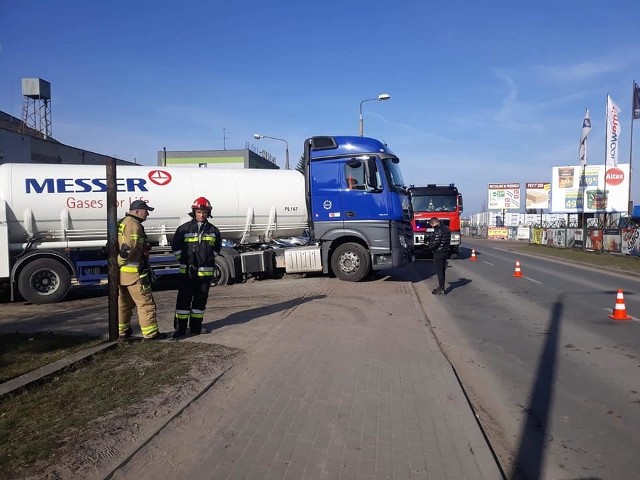 - Zgłoszenie otrzymaliśmy tuż przed godz. 1 - mówi kpt. Łukasz Bagniewski z Komendy Miejskiej Państwowej Straży Pożarnej w Bydgoszczy. - Kierowca prawdopodobnie chciał sobie skrócić drogę, zahaczył o krawężnik i w efekcie uszkodził zbiornik z paliwem. Tym sposobem część paliwa wyciekła na drogę.W wyniku zdarzenia mogą być utrudnienia z wyjazdem z parkingu.W akcji uczestniczy jeden zastęp OSP z Koronowa i Jeden zastęp PSP.