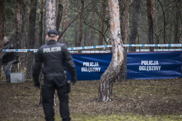 18.02.2016 torun miejsce ogledzin znalezionych zwloka prawdopodobnie samobojstwo mezczyzna znaleziony w  lasek akademicki okolice dom studencki nr 9samobojstwo zwloki denat policja ogledziny lasek umak akademicki fot. grzegorz olkowski / polska press