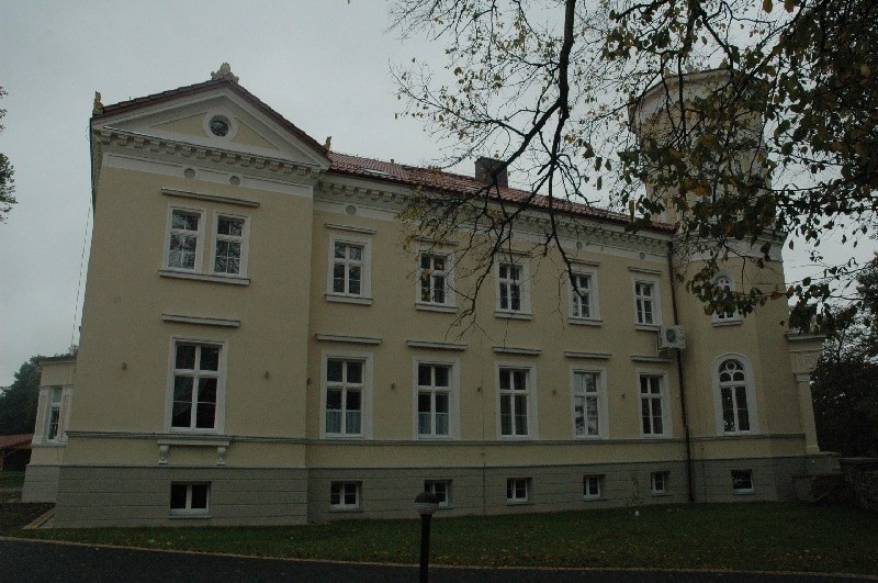 Odrestaurowany palac w Pawlowicach