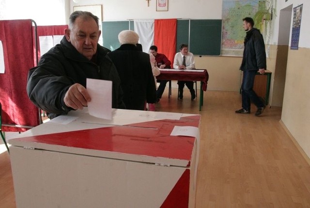 Mieszkańcy Ulanowa wybierają swojego burmistrza.
