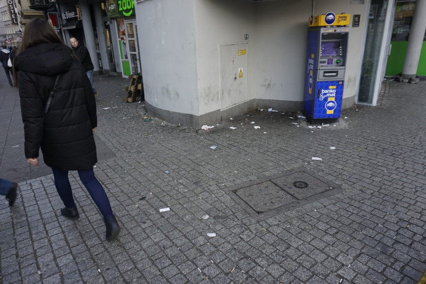 Tłumy zjechały do Poznania na Imieniny Ulicy i Święto Niepodległości, a w centrum miasta pełno śmieci [ZDJĘCIA]