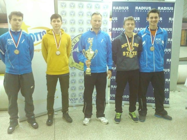 Od lewej stoją: Paweł Jankowiak, Wojciech Bratkowski, trener Mikołaj Weymann, Bartosz Łosiak i Piotr Matuszewski
