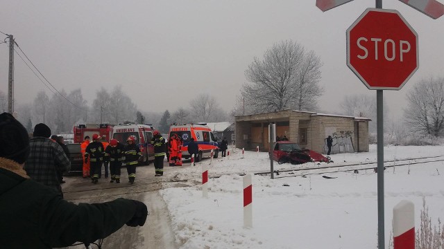 Do wypadku doszło na niestrzeżonym przejeździe kolejowym w Jedliczu. Pod pociąg relacji Zagórz-Bydgoszcz wjechał 22-letni kierowca audi. Nie wiadomo w jakim stanie trafił do szpitala. Policjanci pracują na miejscu wypadku.