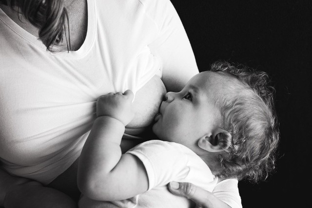 WHO zaleca, by karmić dziecko piersią do pierwszego roku życia.