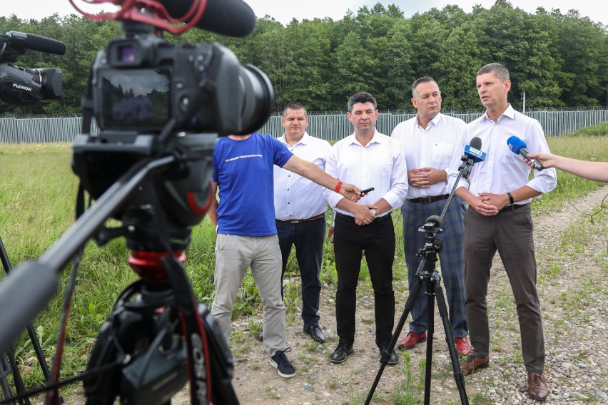 Na granicy z Białorusią odbyła się konferencja polityków i...